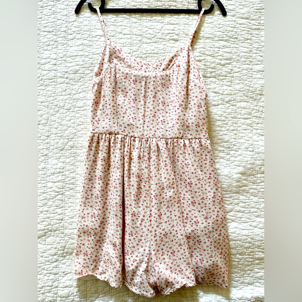 American Eagle floral romper 🌺